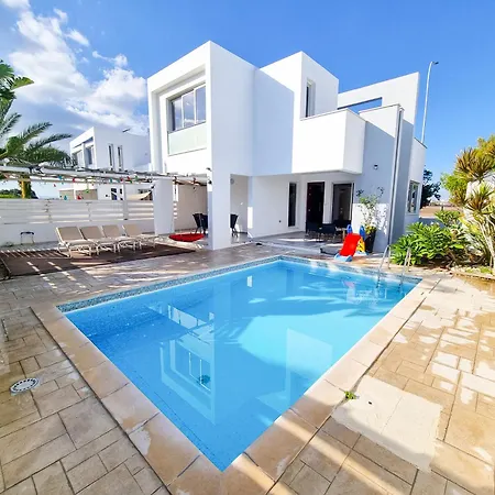 Poser With Private Pool And Bbq *