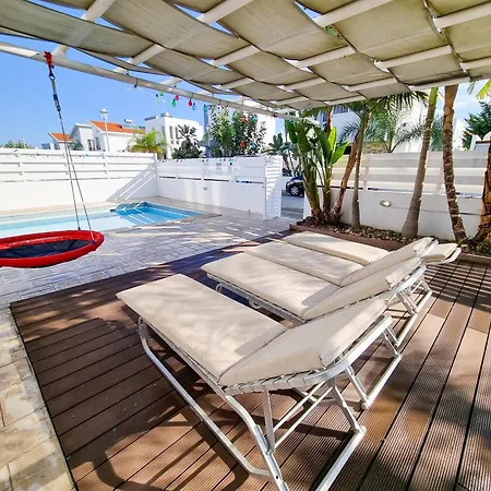 Poser With Private Pool And Bbq Villa