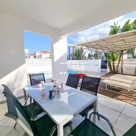 Poser With Private Pool And Bbq