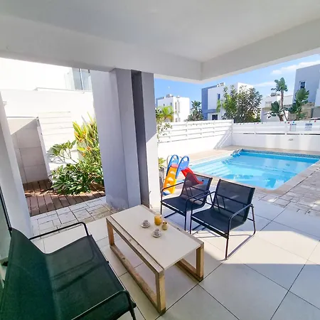 Poser With Private Pool And Bbq *