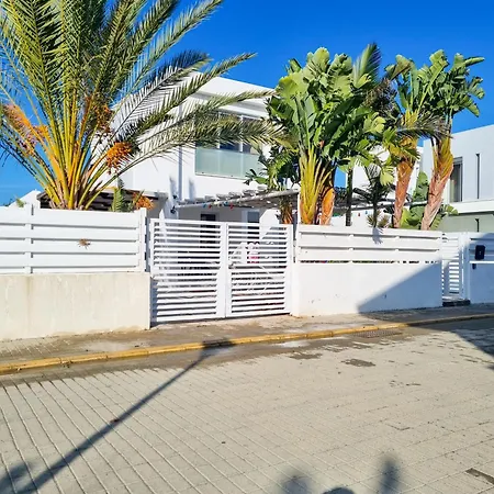 Poser With Private Pool And Bbq Perivólia