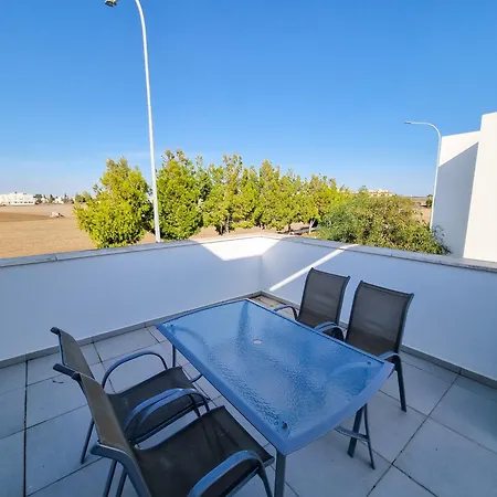 Poser With Private Pool And Bbq