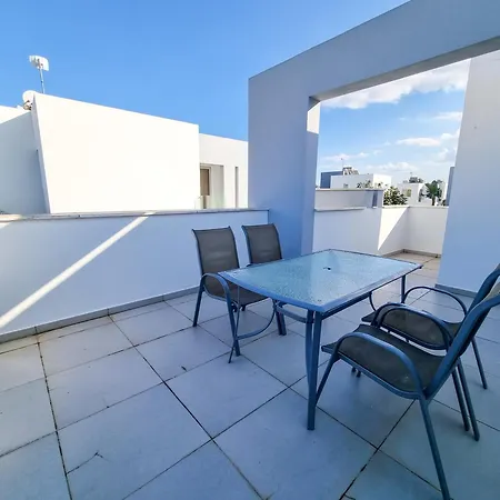 Poser With Private Pool And Bbq Villa