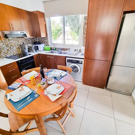 Poser With Private Pool And Bbq Villa